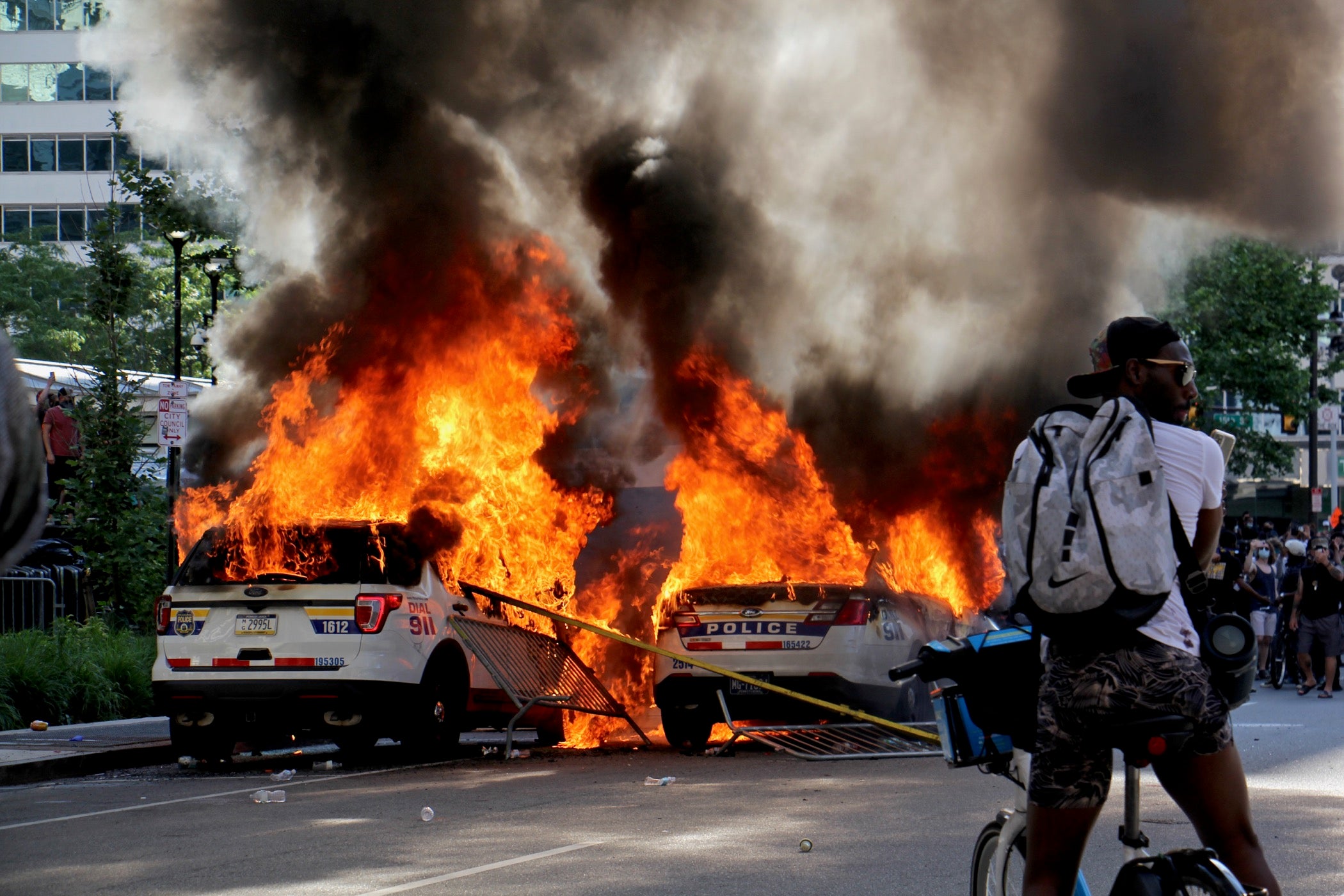 2020-05-30-e-lee-philadelphia-protest-and-rioting-police-cars-burning.jpg